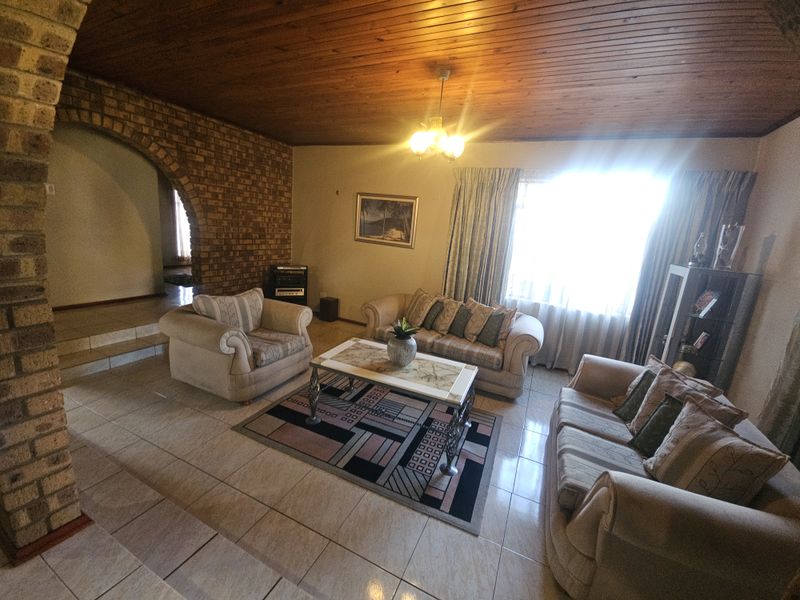 Beautifully Maintained Family Home Designed for Entertaining - Photo 8