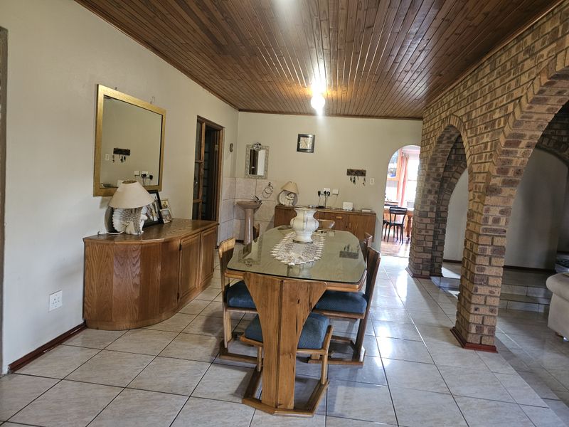 Beautifully Maintained Family Home Designed for Entertaining - Photo 6