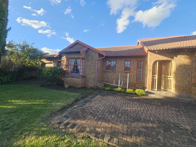 Beautifully Maintained Family Home Designed for Entertaining - Photo 2