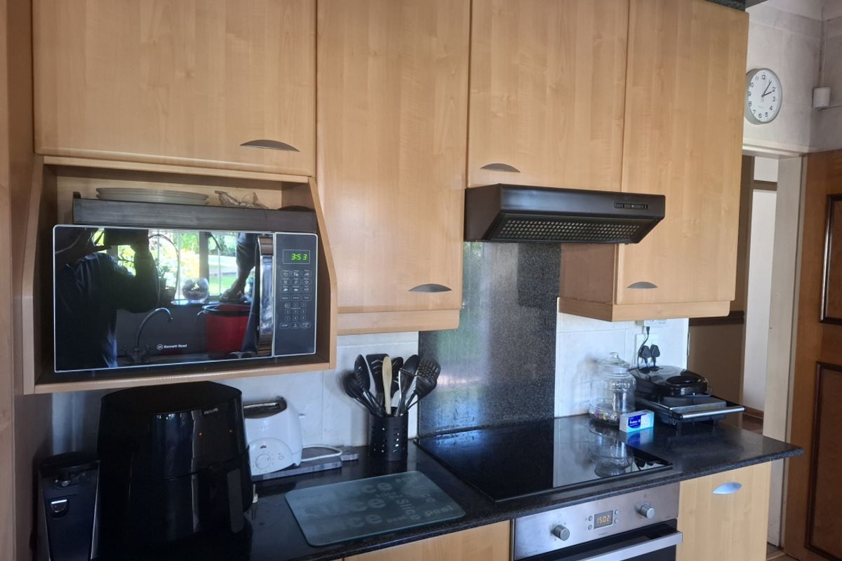 Spacious 4 Bedroom Family Home with Large Cottage, Pool & Entertainment Area - Photo 4