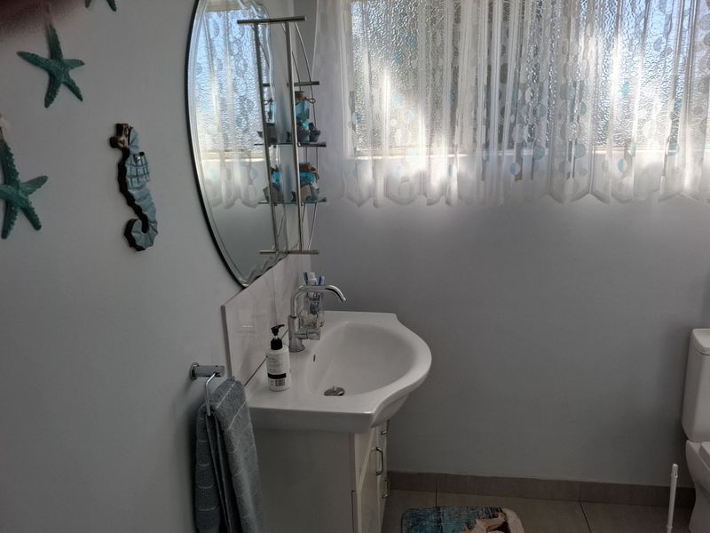 Spacious 4 Bedroom Family Home with Large Cottage, Pool & Entertainment Area - Photo 8