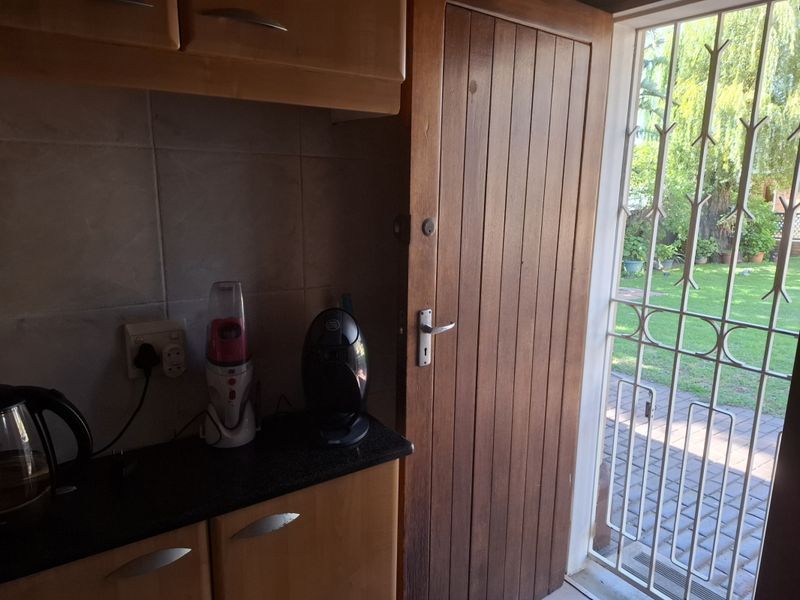 Spacious 4 Bedroom Family Home with Large Cottage, Pool & Entertainment Area - Photo 6
