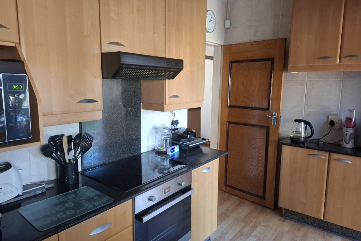 Spacious 4 Bedroom Family Home with Large Cottage, Pool & Entertainment Area - Photo 3