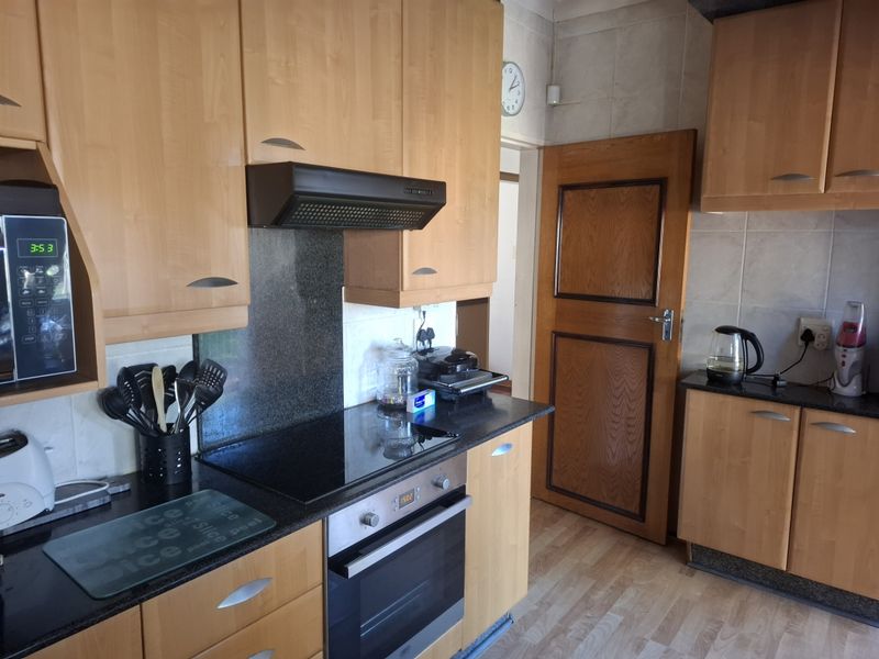 Spacious 4 Bedroom Family Home with Large Cottage, Pool & Entertainment Area - Photo 3