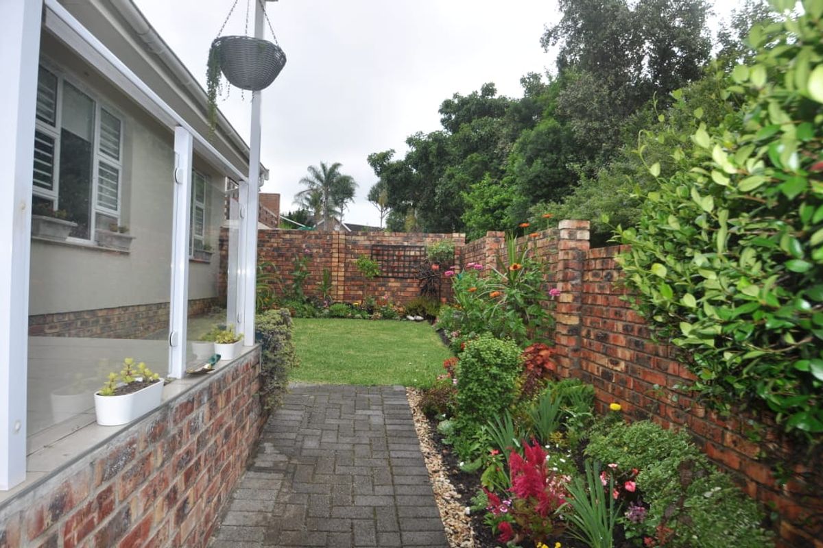 Beacon Bay - Elegant Townhouse to Let - Photo 2
