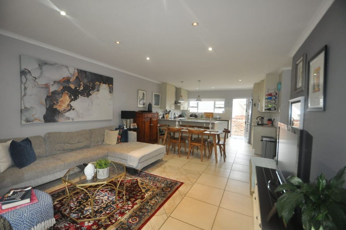 Beacon Bay - Elegant Townhouse to Let - Photo 5