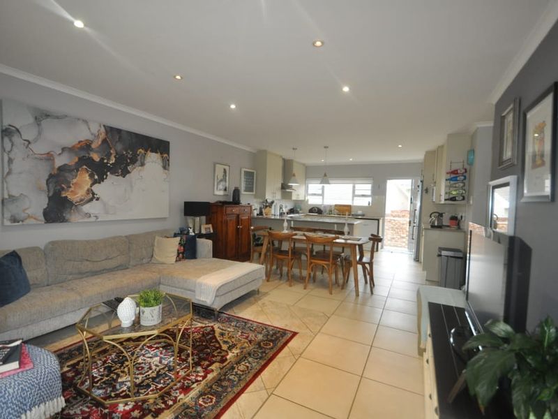 Beacon Bay - Elegant Townhouse to Let - Photo 5