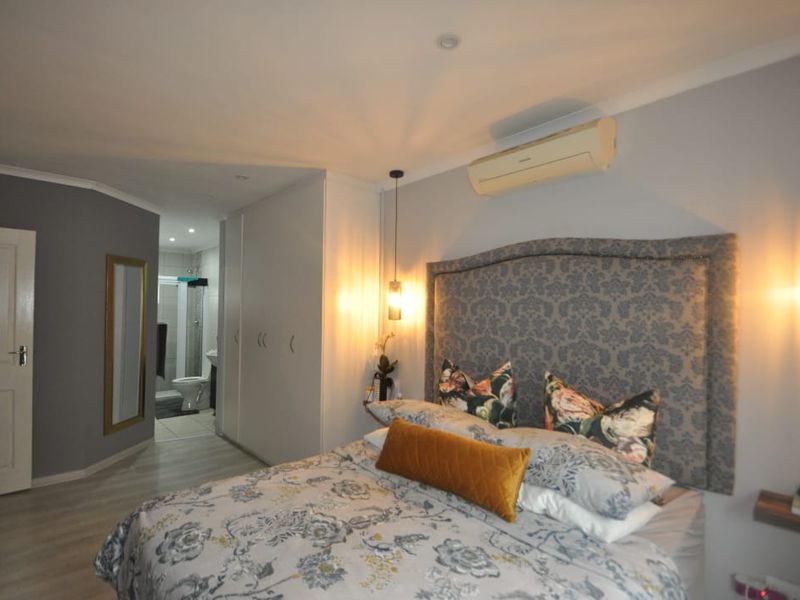 Beacon Bay - Elegant Townhouse to Let - Photo 8