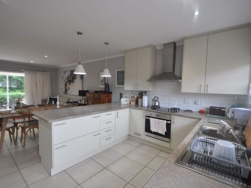 Beacon Bay - Elegant Townhouse to Let - Photo 7