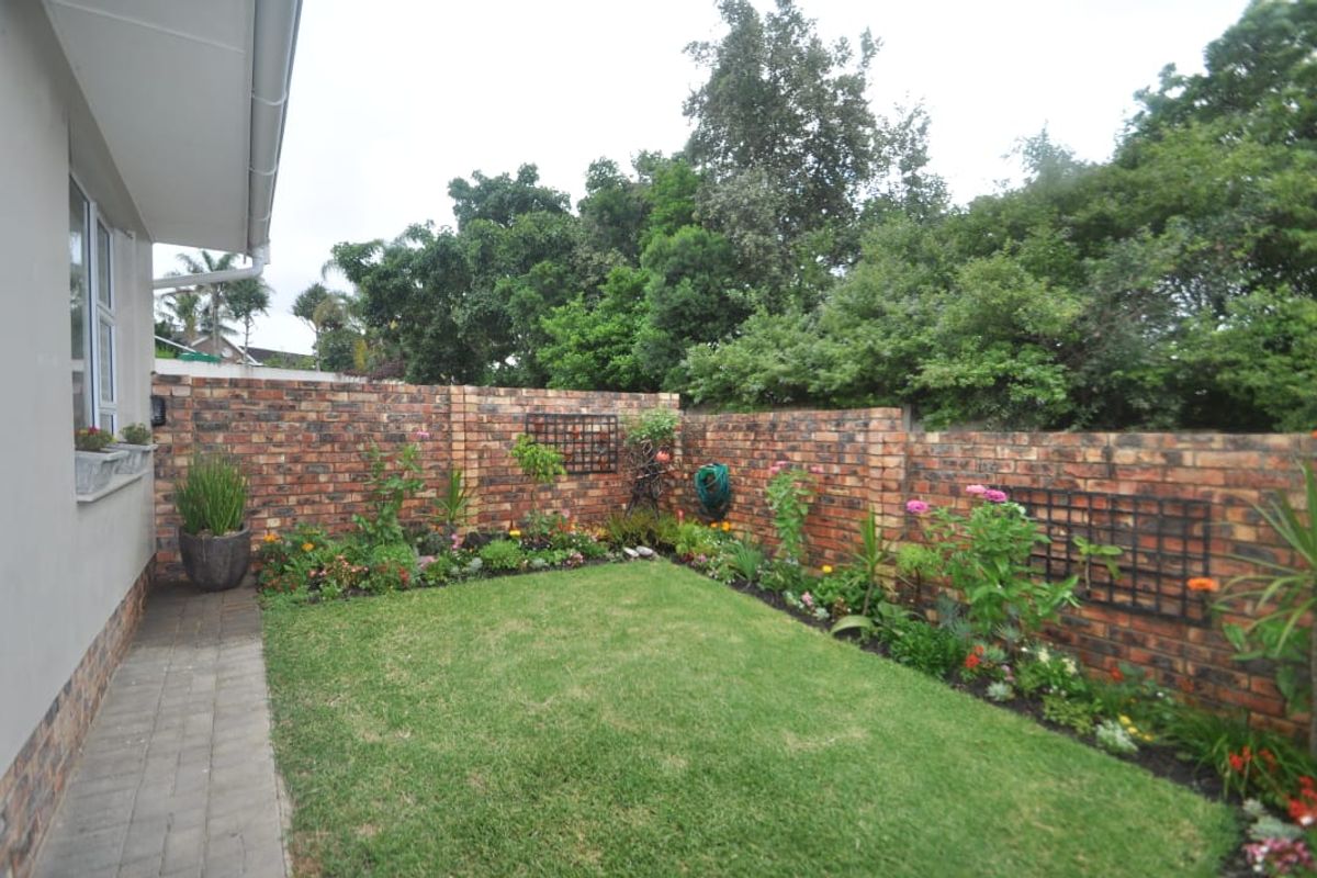 Beacon Bay - Elegant Townhouse to Let - Photo 3