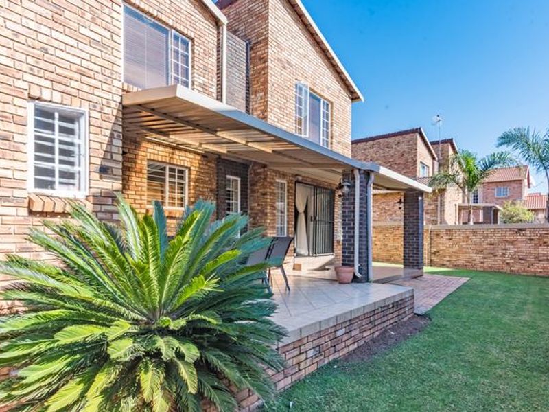 Beautiful Face Brick 4 Bedroomed Villa in Complex - Photo 5