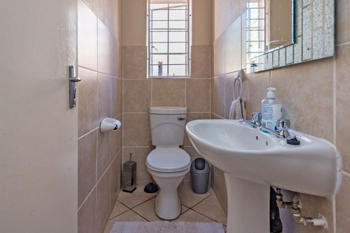 Beautiful Face Brick 4 Bedroomed Villa in Complex - Photo 4