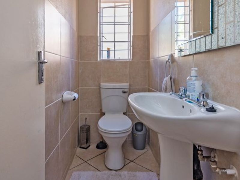 Beautiful Face Brick 4 Bedroomed Villa in Complex - Photo 4