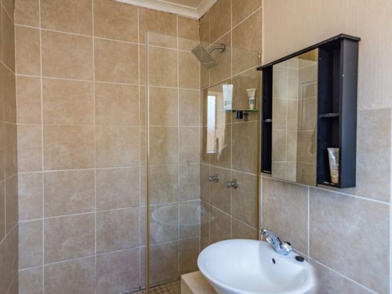 Beautiful Face Brick 4 Bedroomed Villa in Complex - Photo 10