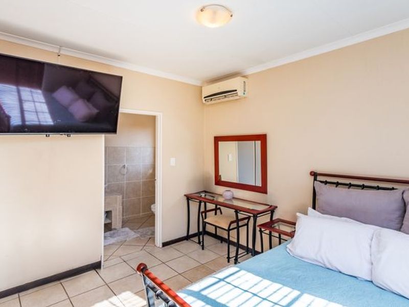 Beautiful Face Brick 4 Bedroomed Villa in Complex - Photo 9