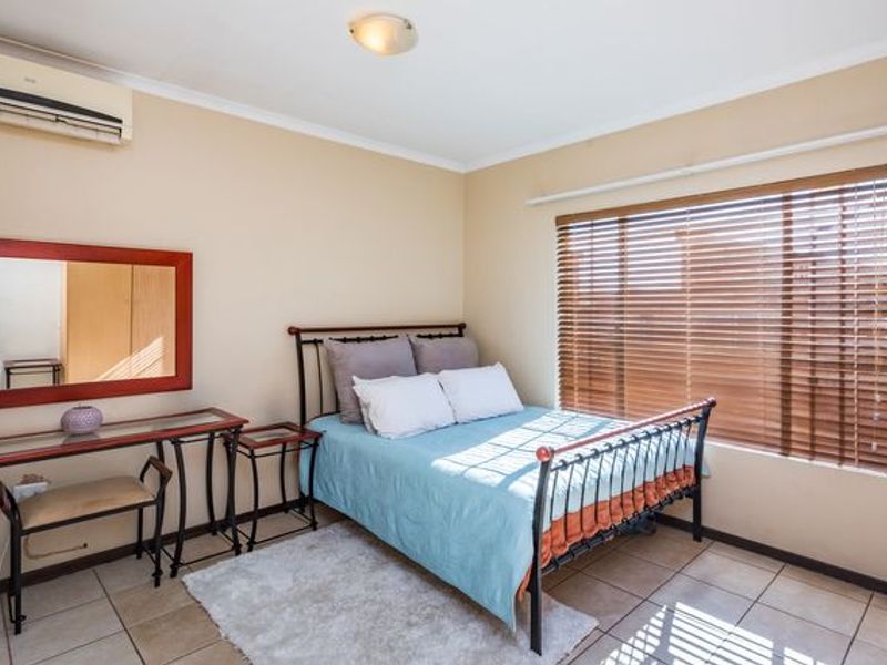 Beautiful Face Brick 4 Bedroomed Villa in Complex - Photo 8