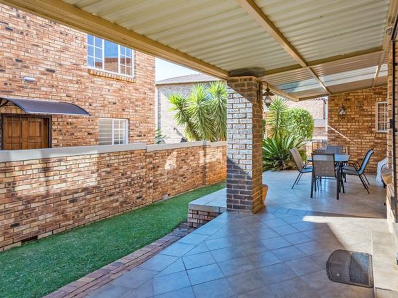 Beautiful Face Brick 4 Bedroomed Villa in Complex - Photo 6
