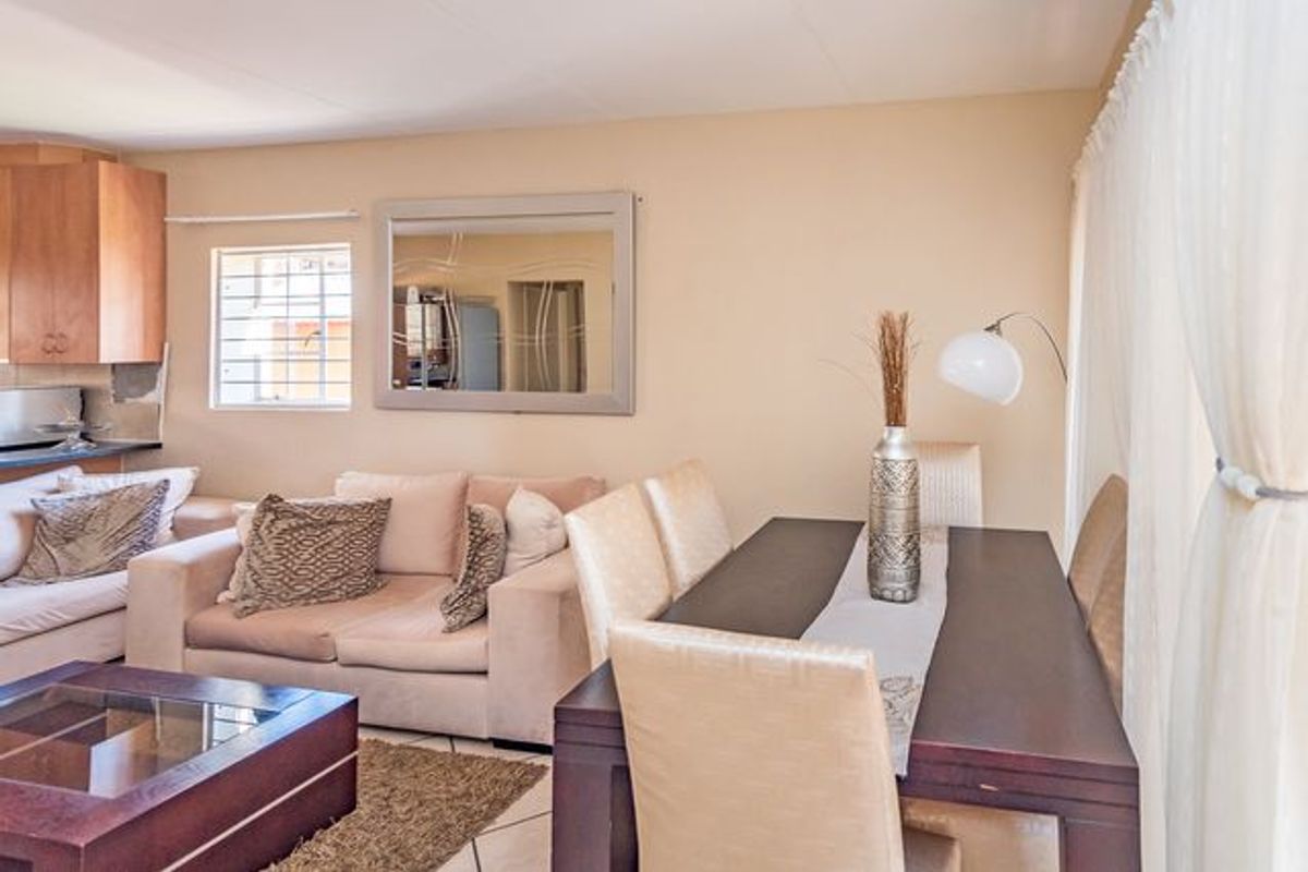 Beautiful Face Brick 4 Bedroomed Villa in Complex - Photo 3