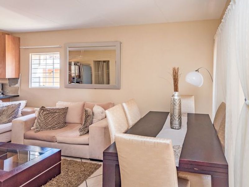 Beautiful Face Brick 4 Bedroomed Villa in Complex - Photo 3