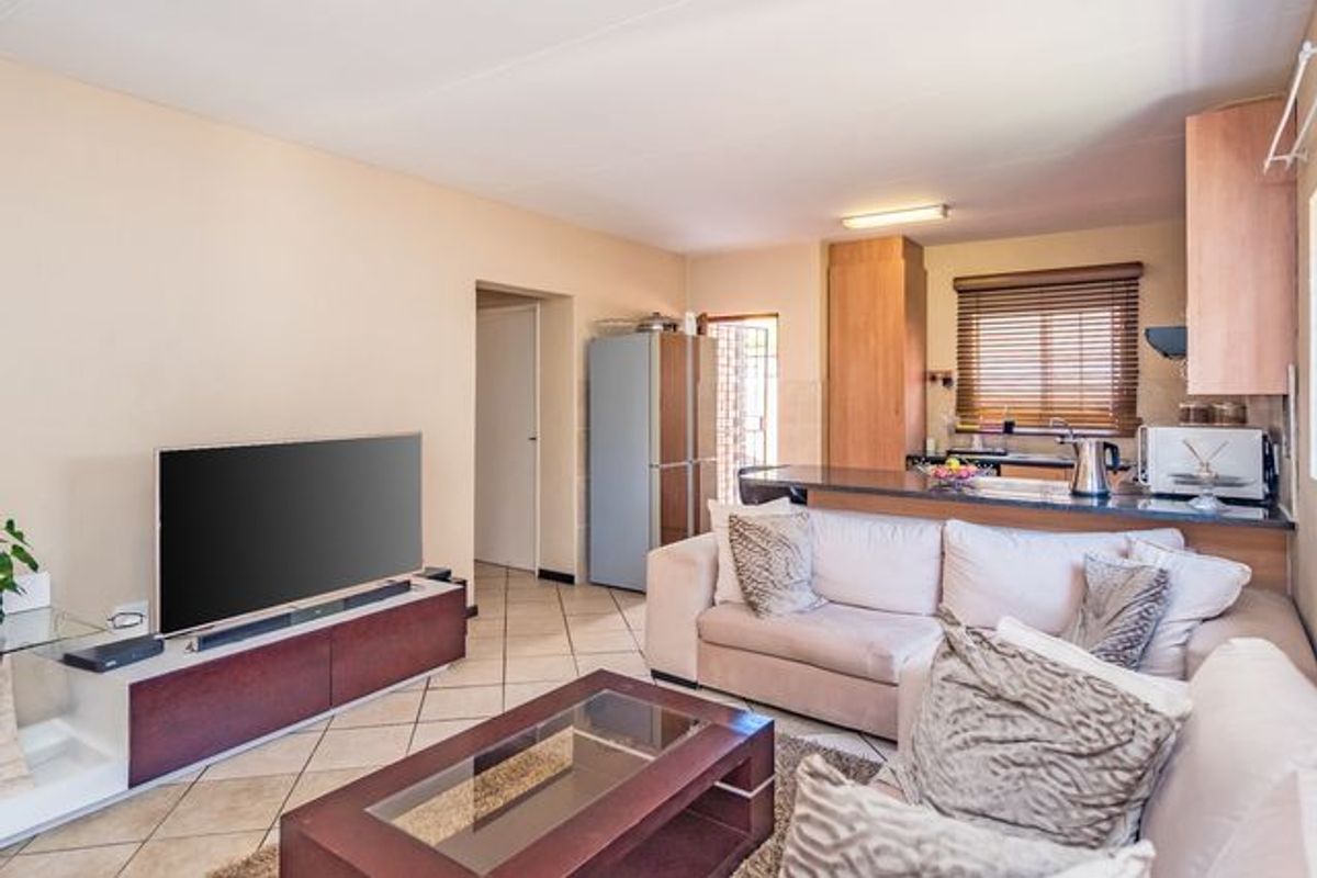 Beautiful Face Brick 4 Bedroomed Villa in Complex - Photo 2