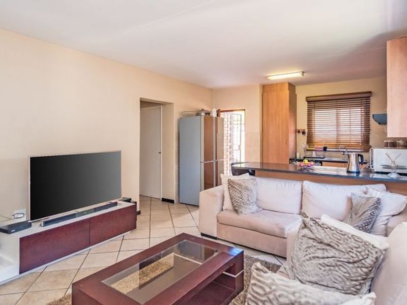 Beautiful Face Brick 4 Bedroomed Villa in Complex - Photo 2
