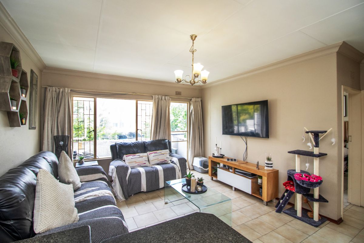 Lovely Pet Friendly 2 Bedroom Townhouse in a Popular Complex - Photo 3