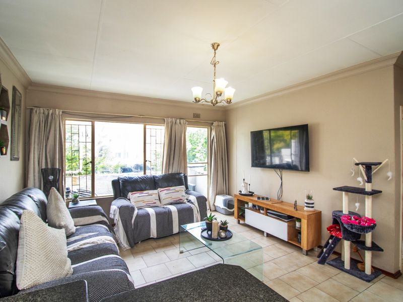 Lovely Pet Friendly 2 Bedroom Townhouse in a Popular Complex - Photo 3