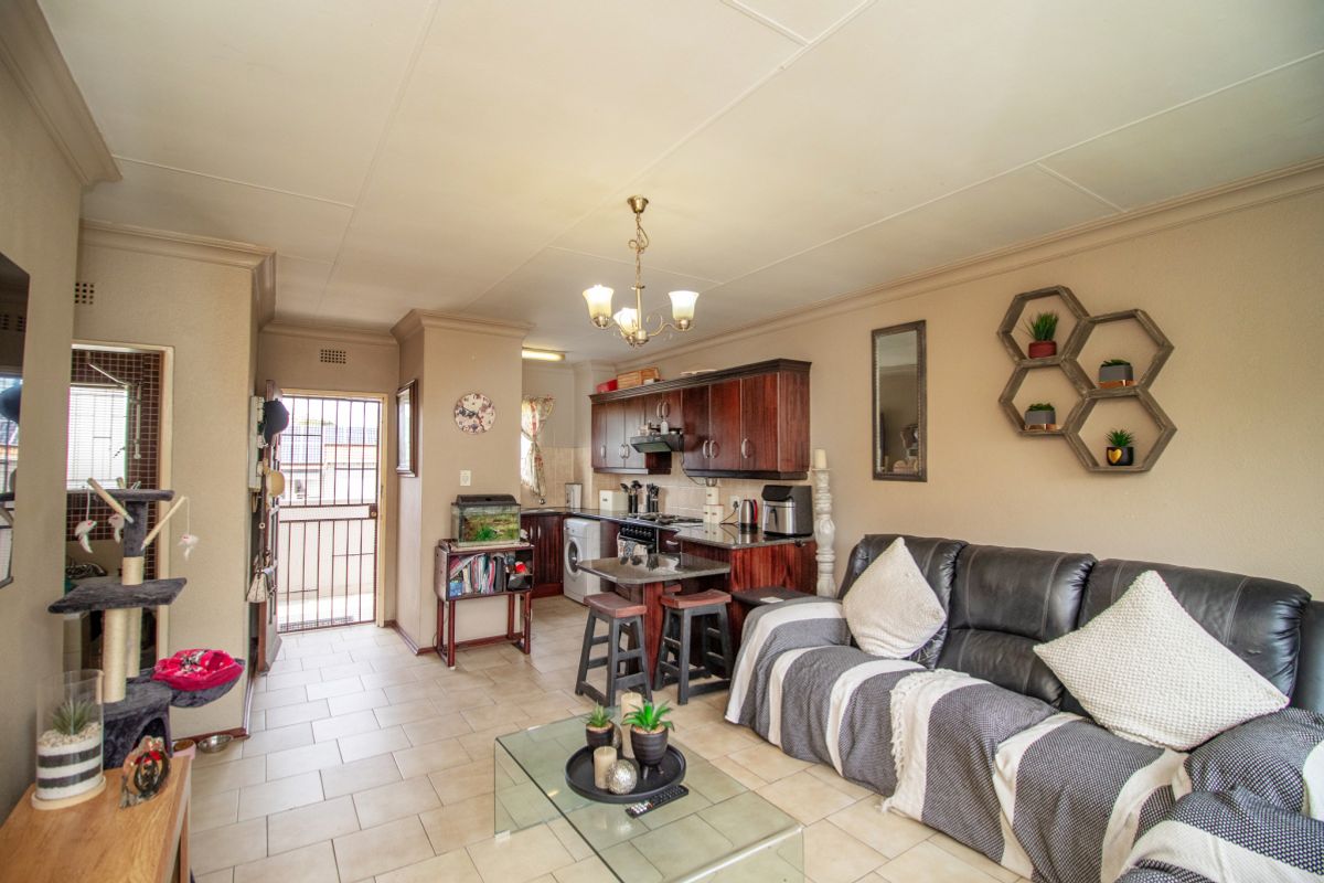 Lovely Pet Friendly 2 Bedroom Townhouse in a Popular Complex - Photo 5