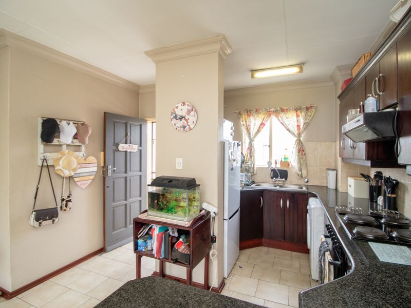 Lovely Pet Friendly 2 Bedroom Townhouse in a Popular Complex - Photo 10