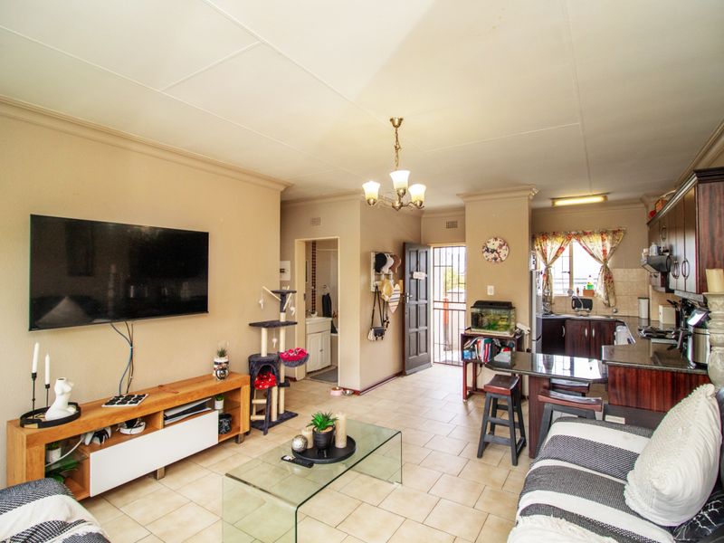 Lovely Pet Friendly 2 Bedroom Townhouse in a Popular Complex - Photo 6