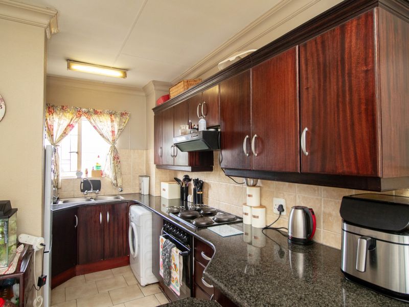 Lovely Pet Friendly 2 Bedroom Townhouse in a Popular Complex - Photo 9