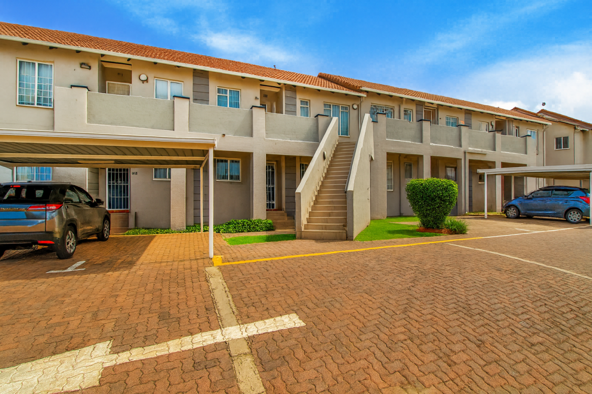 Lovely Pet Friendly 2 Bedroom Townhouse in a Popular Complex - Photo 2