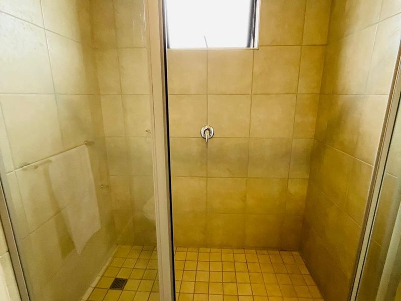 MODERN LIVING 2 BEDROOM, 2 BATHROOM APARTMENT IN DOUBLE SECURITY ACCESS ESTATE, AVAILABLE IMEDIATELY - Photo 8