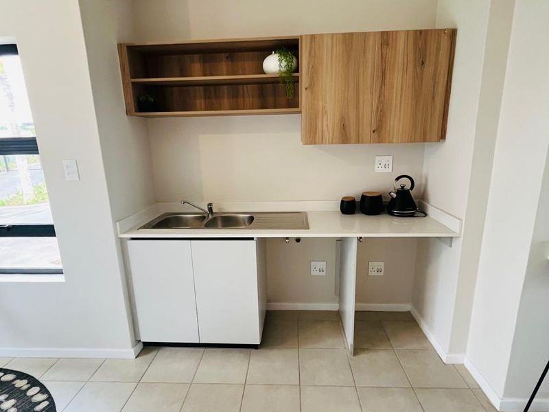 MODERN LIVING 2 BEDROOM, 2 BATHROOM APARTMENT IN DOUBLE SECURITY ACCESS ESTATE, AVAILABLE IMEDIATELY - Photo 4