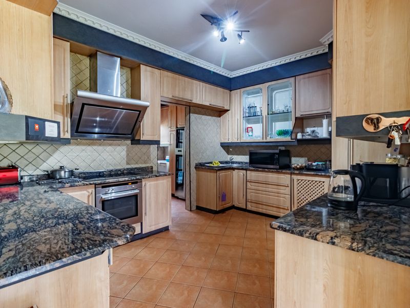 Packed with Potential in a Secure Boomed-Off Street in Vorna Valley - Photo 5