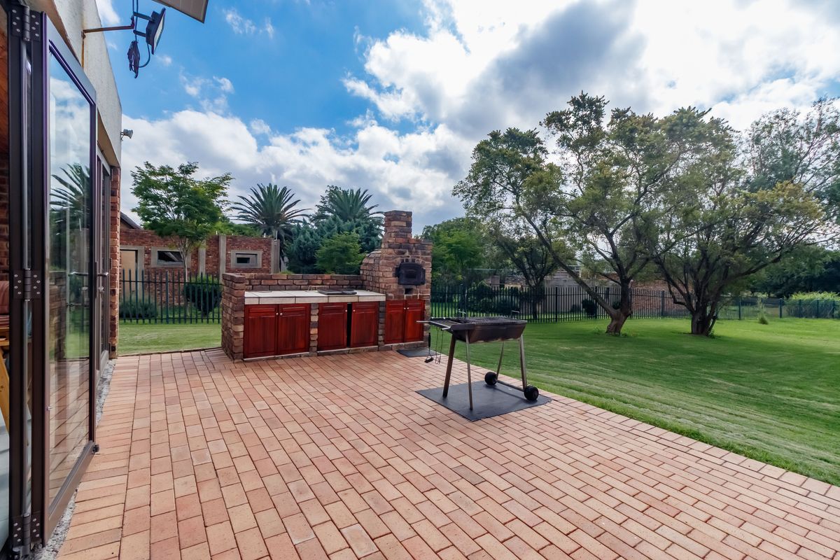 Rare 10,000m2 Austin View Property with Two Homes, Income-Generating Flatlet & Endless Potential - Photo 4