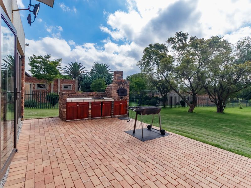 Rare 10,000m2 Austin View Property with Two Homes, Income-Generating Flatlet & Endless Potential - Photo 4