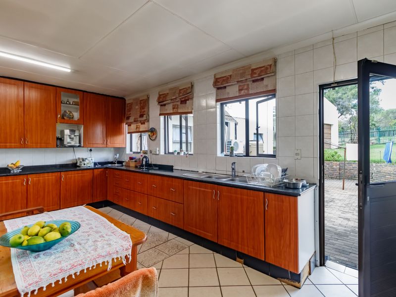Rare 10,000m2 Austin View Property with Two Homes, Income-Generating Flatlet & Endless Potential - Photo 9