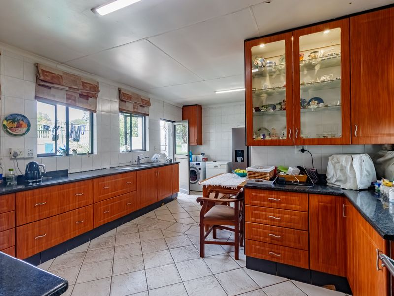 Rare 10,000m2 Austin View Property with Two Homes, Income-Generating Flatlet & Endless Potential - Photo 8