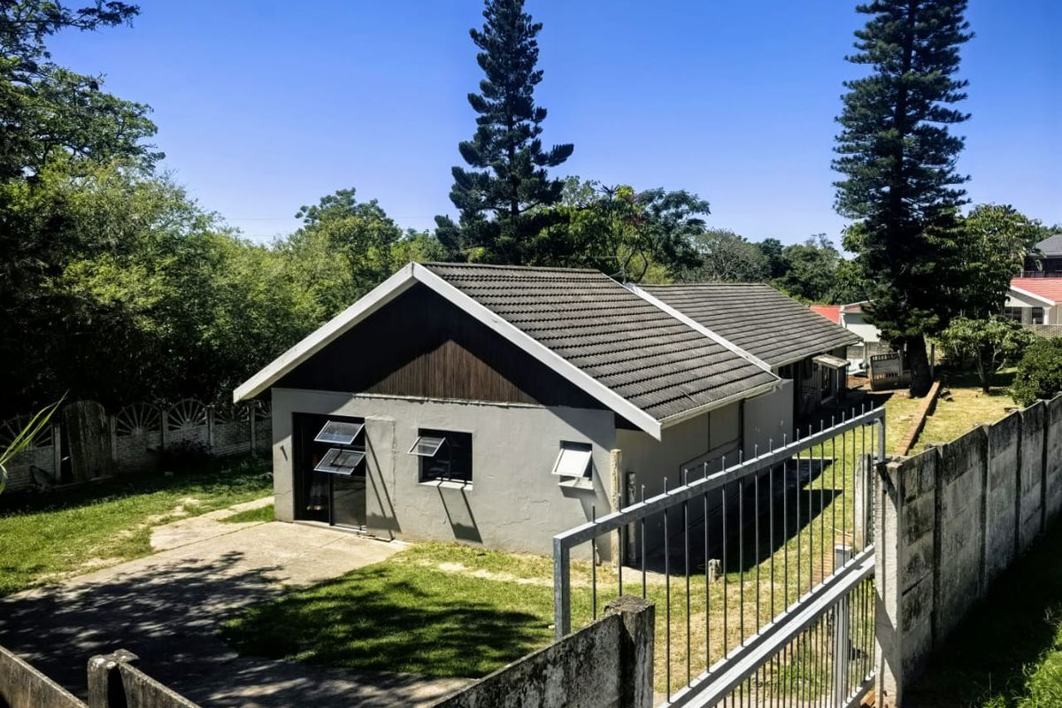 3 Bedroom family house, 2 bathrooms, multiple secure parking with pool and granny flat - Photo 3