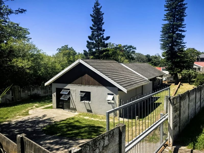 3 Bedroom family house, 2 bathrooms, multiple secure parking with pool and granny flat - Photo 3