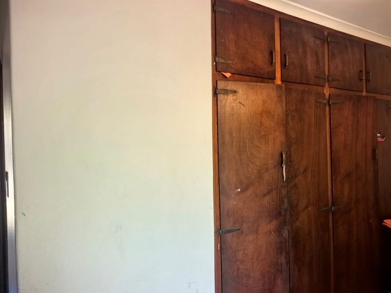 3 Bedroom family house, 2 bathrooms, multiple secure parking with pool and granny flat - Photo 10