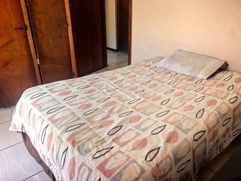 3 Bedroom family house, 2 bathrooms, multiple secure parking with pool and granny flat - Photo 9