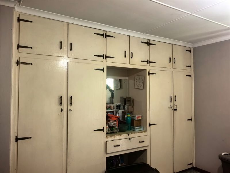 3 Bedroom family house, 2 bathrooms, multiple secure parking with pool and granny flat - Photo 10