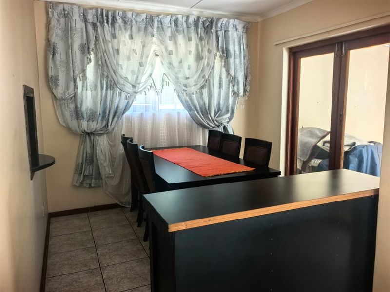 3 Bedroom family house, 2 bathrooms, multiple secure parking with pool and granny flat - Photo 8