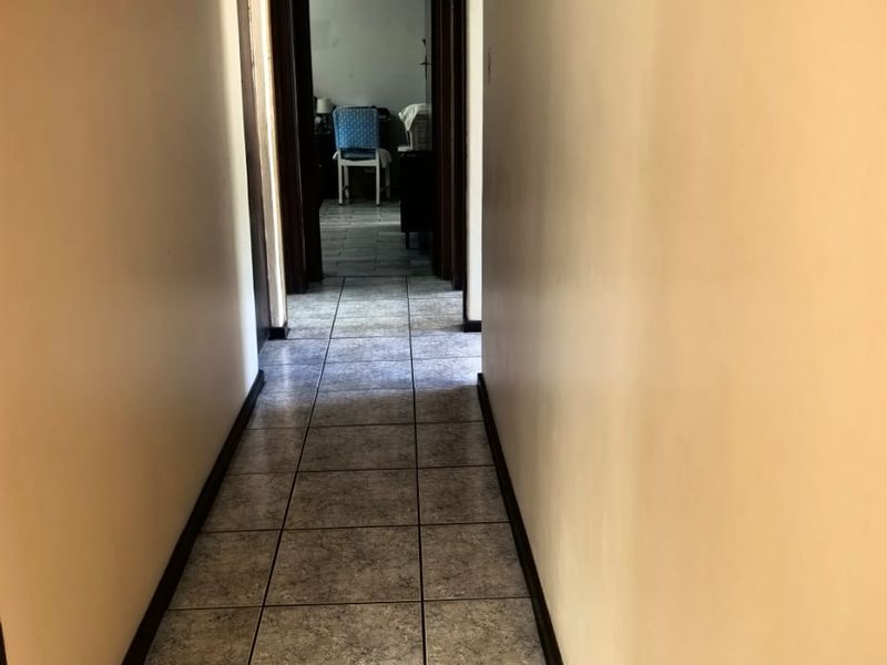 3 Bedroom family house, 2 bathrooms, multiple secure parking with pool and granny flat - Photo 8