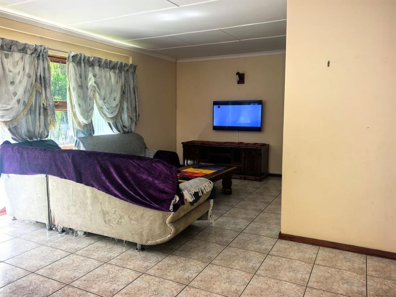 3 Bedroom family house, 2 bathrooms, multiple secure parking with pool and granny flat - Photo 7