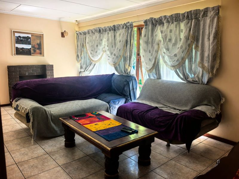 3 Bedroom family house, 2 bathrooms, multiple secure parking with pool and granny flat - Photo 6