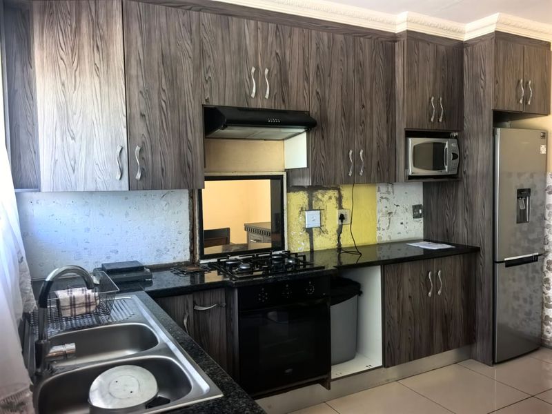 3 Bedroom family house, 2 bathrooms, multiple secure parking with pool and granny flat - Photo 4