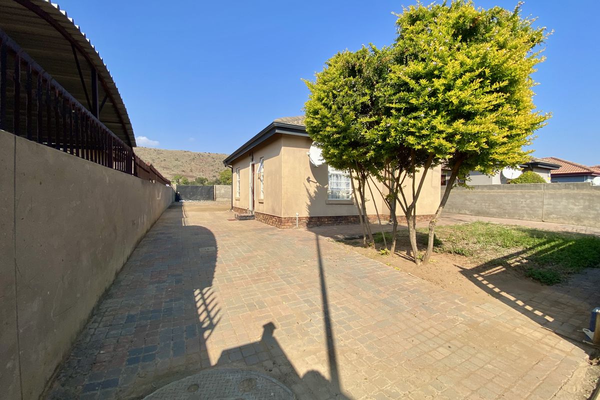 Charming House in Kirkney, Pretoria West - Photo 2